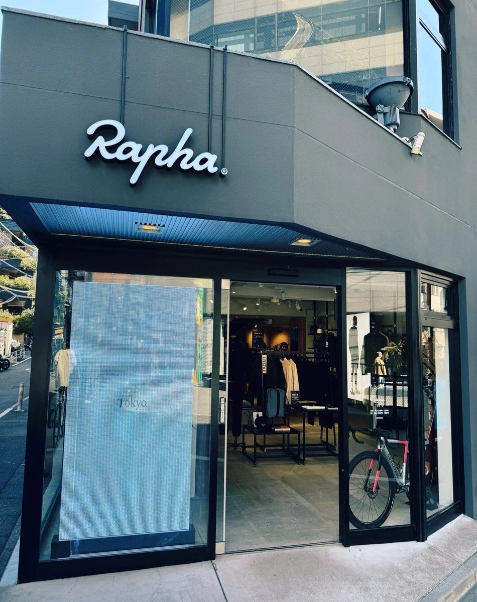 angelica_c60980's tweet photo. 今日、代官山にあるRapha Tokyoに訪れました🚴♂️
美味しいコーヒーを楽しみながら、自転車についての情報交換や休憩ができる理想的な場所です☕️
#RaphaTokyo #自転車カフェ #代官山 #サイクリング #コーヒータイム https://t.co/cJ5m3BGsGf