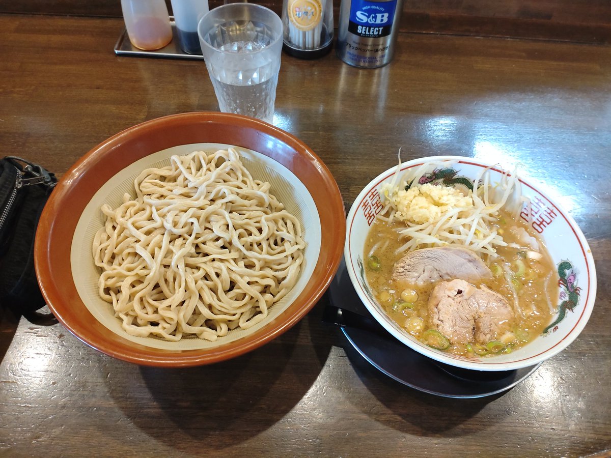 arivaper's tweet photo. #麺屋櫻弐🤗(壱周目)
ラーメン大(Y少､N)
『少しダメなネギぽん』に変更(裏つけ麺)
ポン酢の酸味のお陰でアブラが入っていてもスルスル食べられてうまうまでした🤤
ポン酢とアブラってめちゃくちゃ合うんですね～🤩
はぁ～美味しかった😋
ご馳走様でした🙏
お会いした皆さんありがとうございました🙇‍♂️ https://t.co/rnQknWSo9W