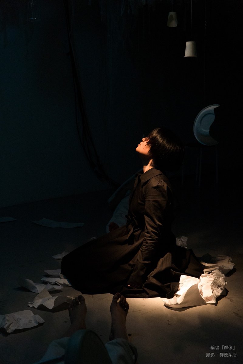 info_nola's tweet photo. ⋱ しおと、過去演出作品紹介 ⋰

『 #輪唱『群像』 』
@ 京都三条MEDIA SHOP Gallery2（京都）

╭━∧━━━━━━━━━━╮

絵画や体操のように演出しました✨

╰━━━━━━━━━��━━╯

映像はこちら👇
https://t.co/3gh0beHuYM

戯曲はこちら👇
https://t.co/ZVkn1UYWcn

撮影：駒優梨香 https://t.co/Qkq8yd1Q3o