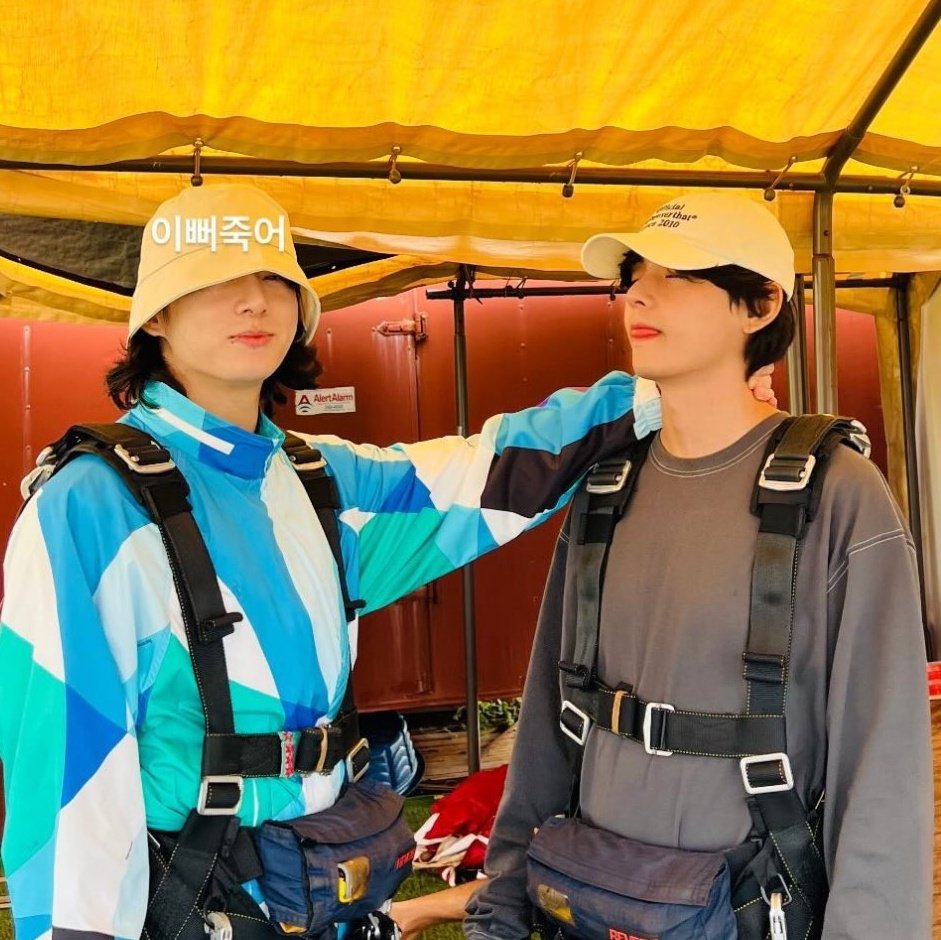 flirtaeguk's tweet photo. 🐯: "So pretty I'm dying"

this man, went to HAWAII, and still the most beautiful scenery for him is jungkook, WHIPPED 🤭 https://t.co/Bju3lD5hNY