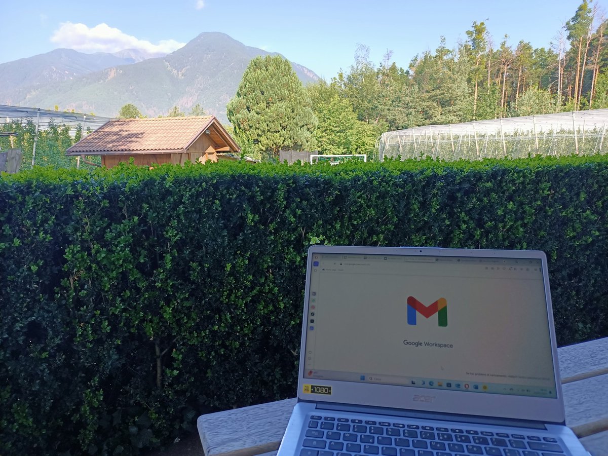 Checking emails with a view😍