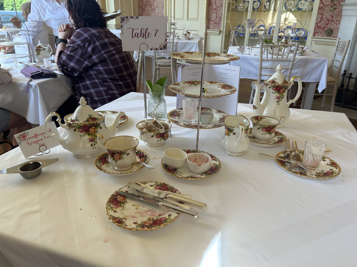 aston1970ap's tweet photo. From this to this 🤣 Hubby and I ate everything 👍 It was yummy 😋
#WentworthWoodhouse #LongGallery #AfternoonTea ⁦@Wentworth_House⁩ 🏠😘 https://t.co/wxaaQhViR3