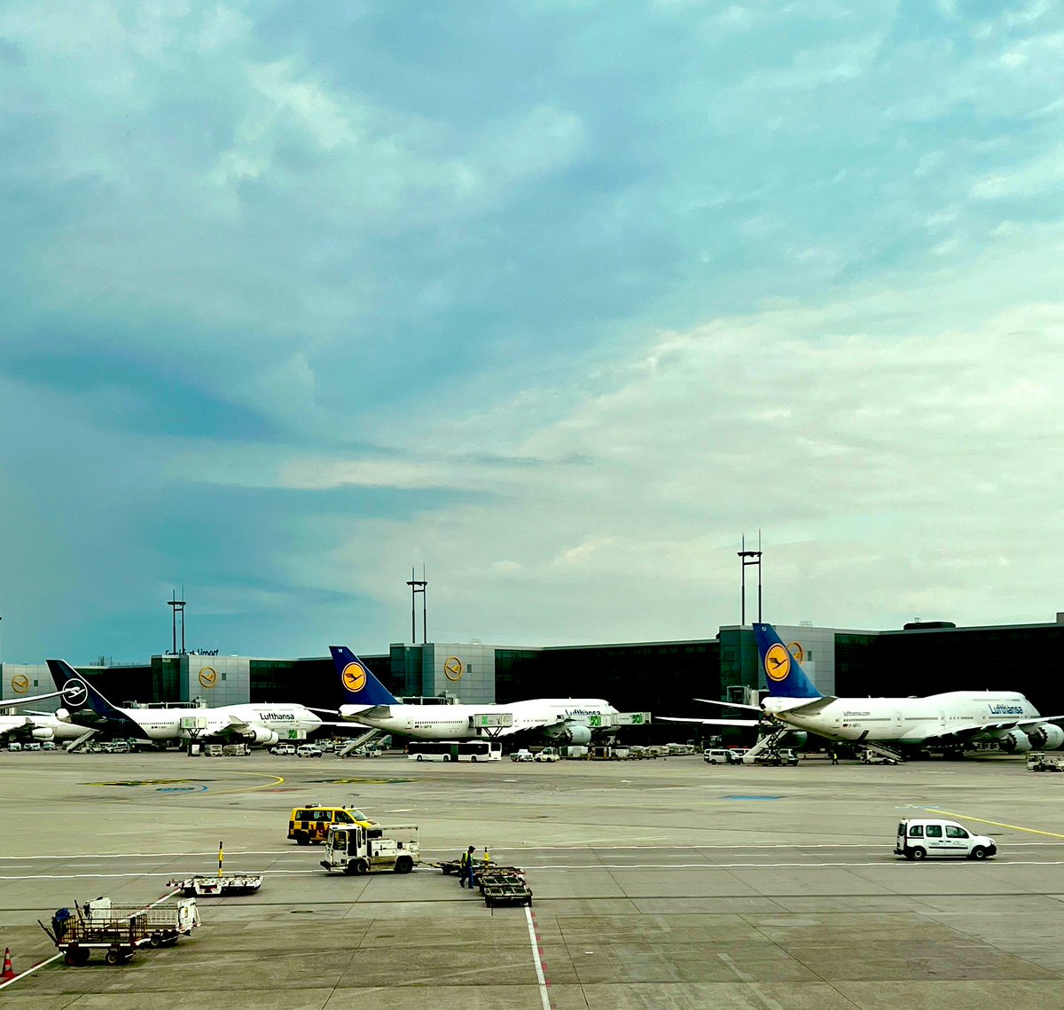 For all the 747 fans out there. ✈️

#avgeeks #aviationlovers #planespotting #747 #aviationphotography