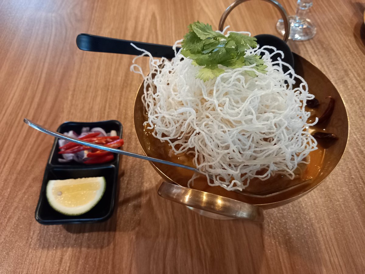 karamen_seigi's tweet photo. 最近🇵🇭で見つけた美味しいもの。タイレストランのchiken curry noodle.
こんもりした麺の下にうどんみたいな麺があって、curryと絡めるともう最高😃⤴️⤴️チリを足して味変も堪らん。Group meal menuが多かったけど、これはsingle potでも注文可。
独り者にはありがたい✨
#フィリピン #MetLive https://t.co/plTNMKRlRN
