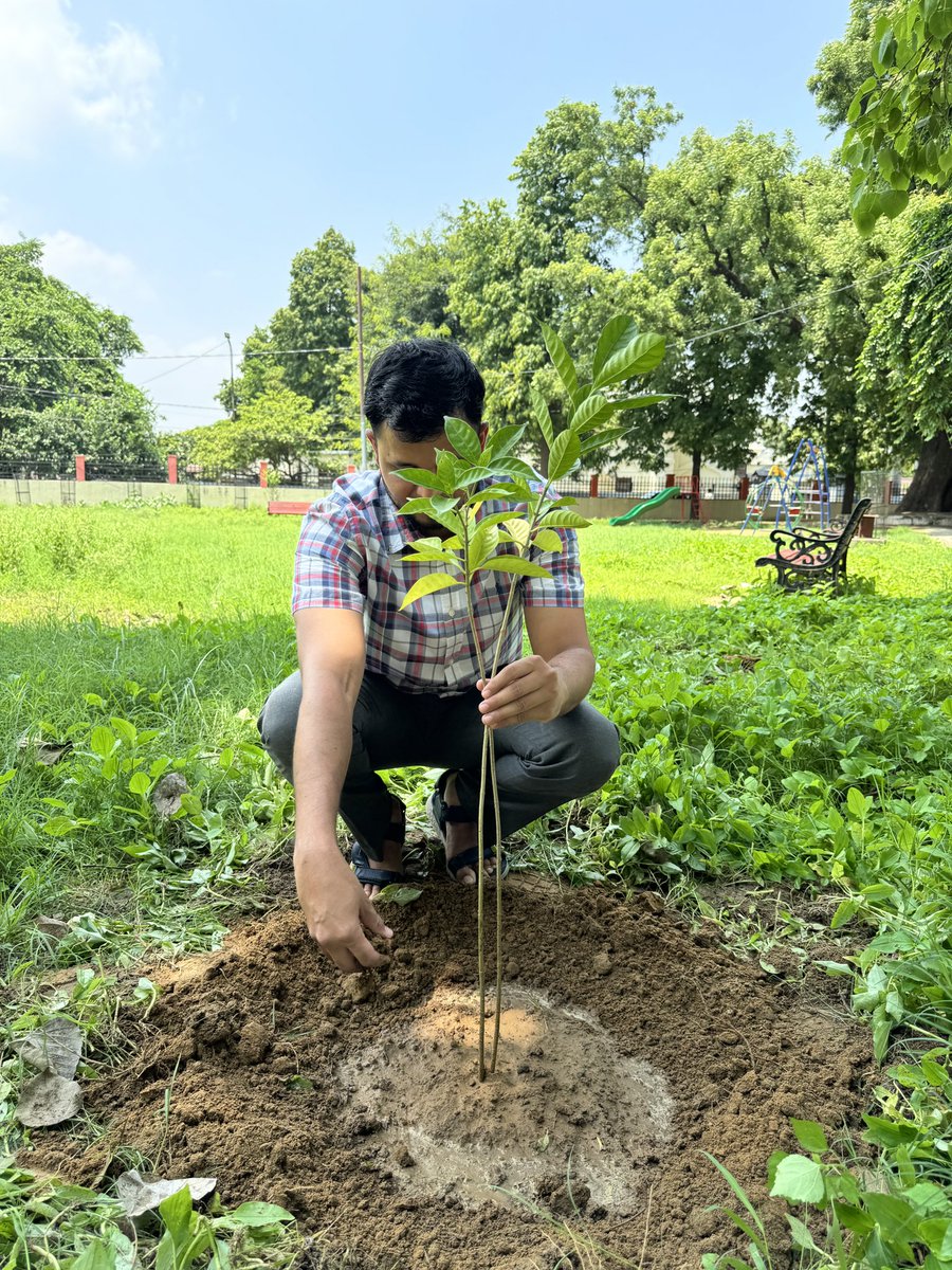 एक पेड़ मां के नाम अभियान में वृक्षारोपण