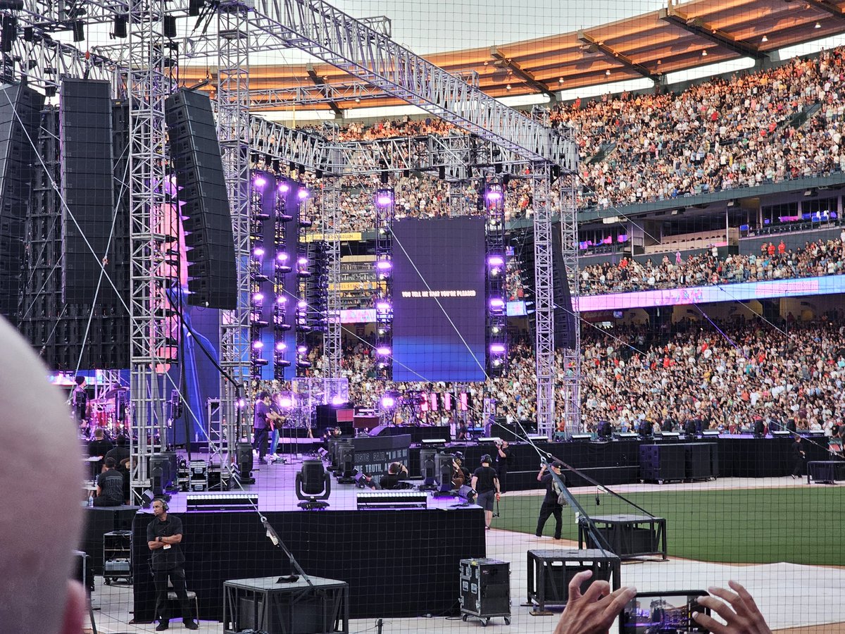 guttierez_john's tweet photo. #HarvestCrusade: It was incredible to be in the presence of the LORD with so many people, every single seat filled as Pastor @greglaurie led so many to JESUS &amp; others reaffirm their love for JESUS thanks to all the volunteers #HarvestCrusade2024 https://t.co/DWwzMptAuU