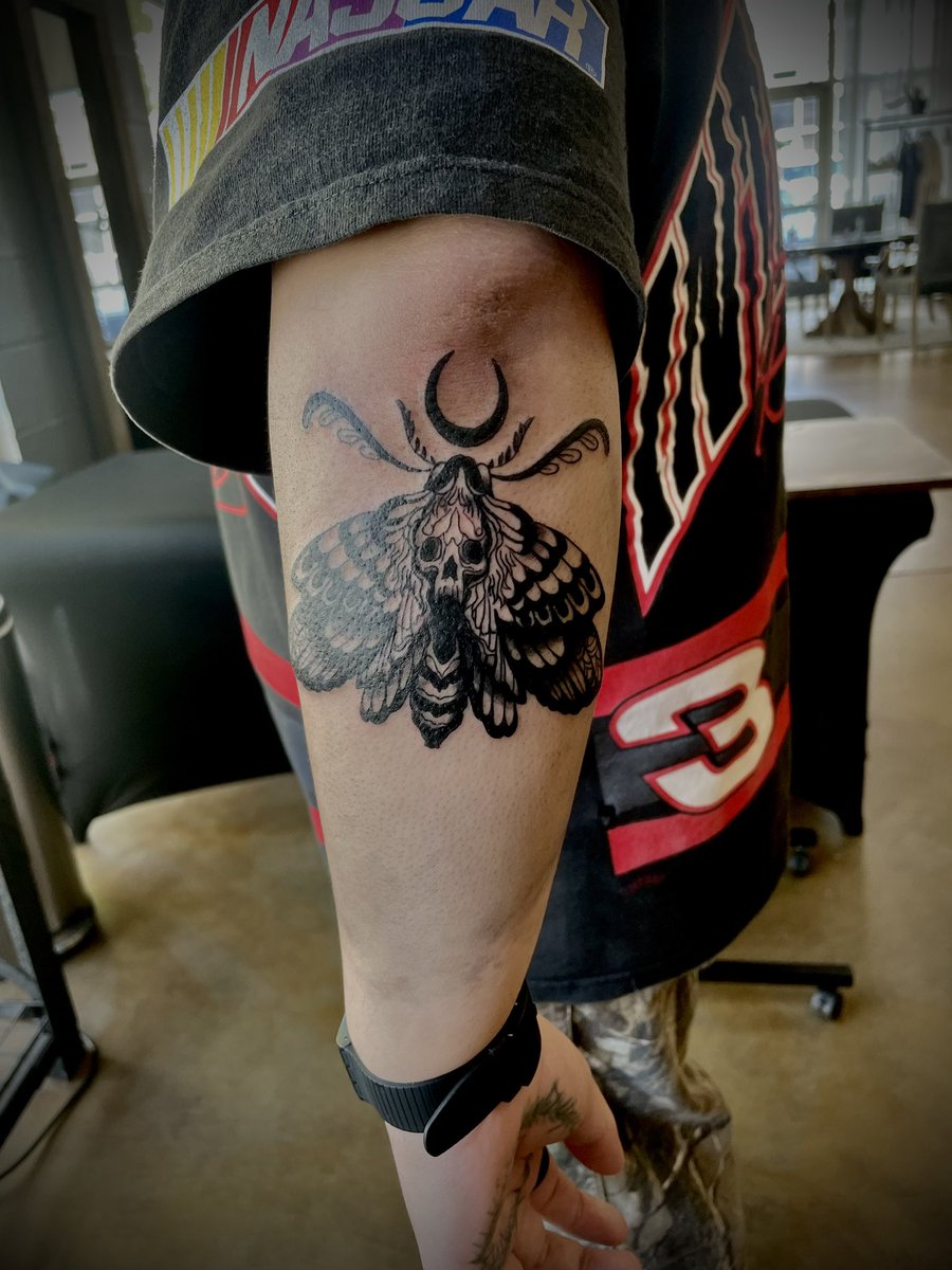 SLCpunk_9's tweet photo. Sick fuckin moth tatt I did today 😈 https://t.co/4MKd2aLi7E
