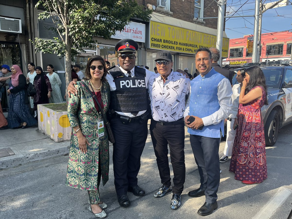 tpsmhayles's tweet photo. Had a wonderful time at the 22nd annual TD Festival of South Asia. Many thanks to the Gerrard Street Indian Bazaar BIA for embracing me and our Police Auxiliary officers!#torontopolce #tps55div https://t.co/2Mg8i06bOJ