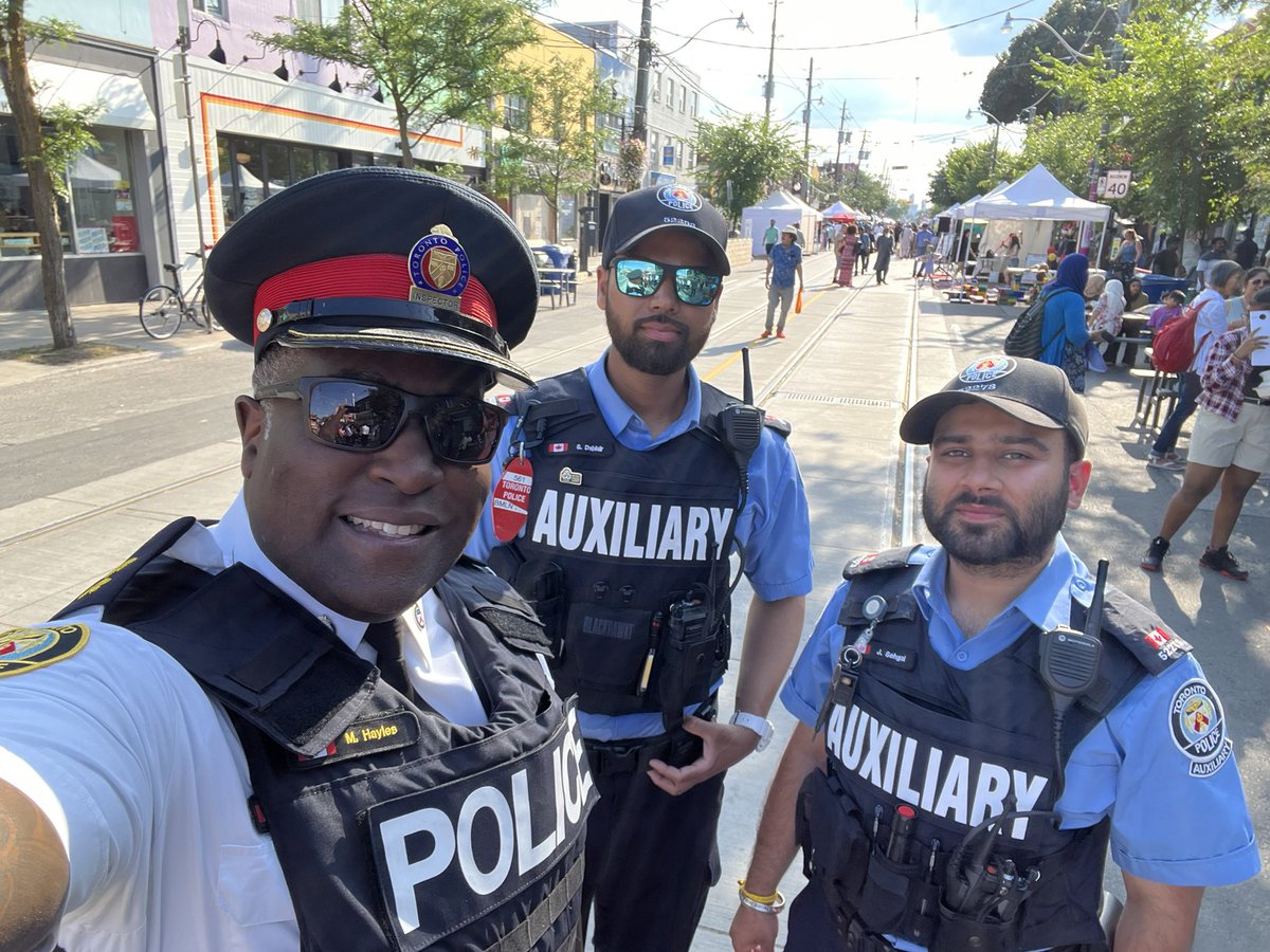 tpsmhayles's tweet photo. Had a wonderful time at the 22nd annual TD Festival of South Asia. Many thanks to the Gerrard Street Indian Bazaar BIA for embracing me and our Police Auxiliary officers!#torontopolce #tps55div https://t.co/2Mg8i06bOJ