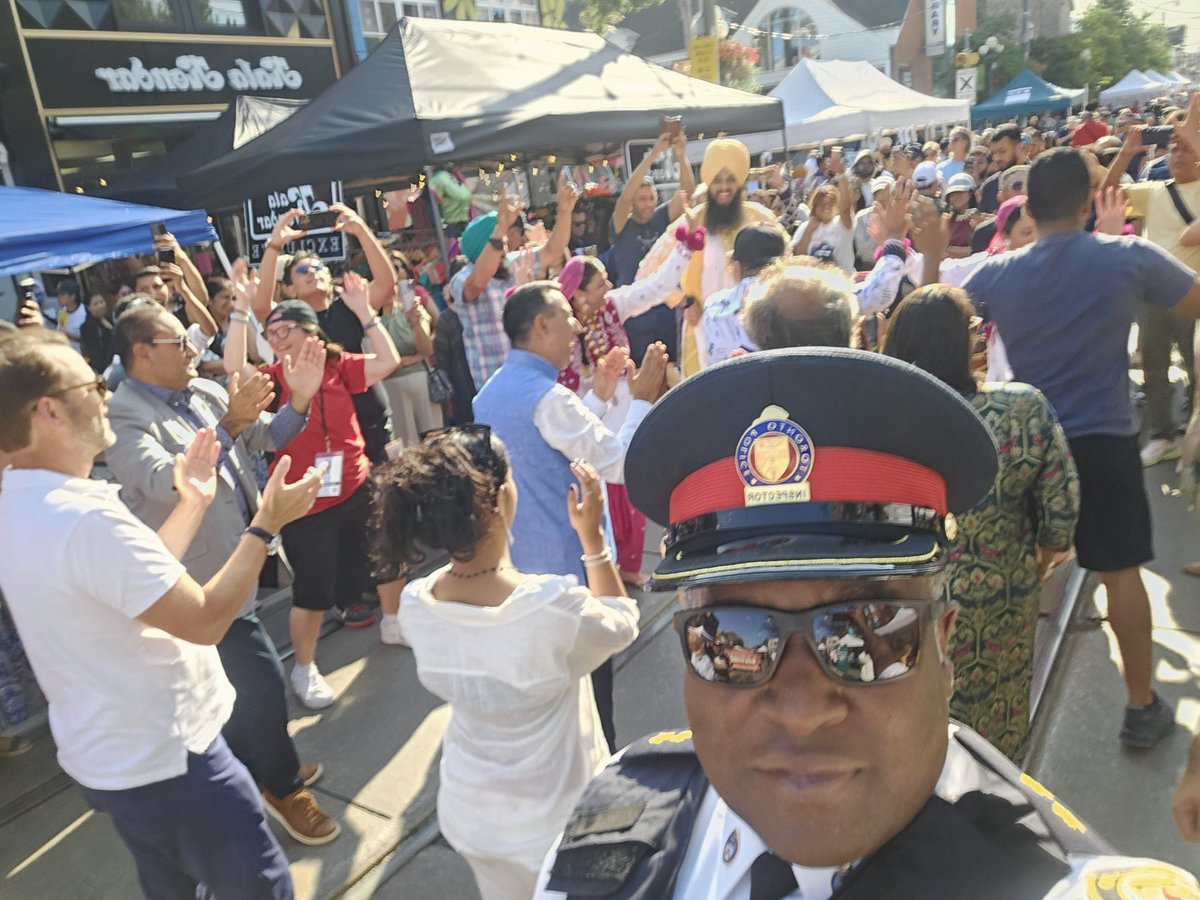 tpsmhayles's tweet photo. Had a wonderful time at the 22nd annual TD Festival of South Asia. Many thanks to the Gerrard Street Indian Bazaar BIA for embracing me and our Police Auxiliary officers!#torontopolce #tps55div https://t.co/2Mg8i06bOJ