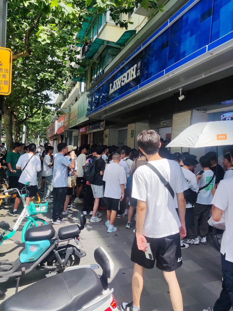 yoyocat222's tweet photo. Event Day Today!
1 PM Lawson Theme Shop
The highest temperature is a scorching 38 degrees! 🌞
By the way, 200 tickets were distributed this morning 😲
#BlueArchive #Lawson #IchinoseAsuna #OnikataKayoko #Sora #ShirasuAzusa #Saori #mainland #goodsproxy #goods #Yoyocat https://t.co/TejbeWXJtL