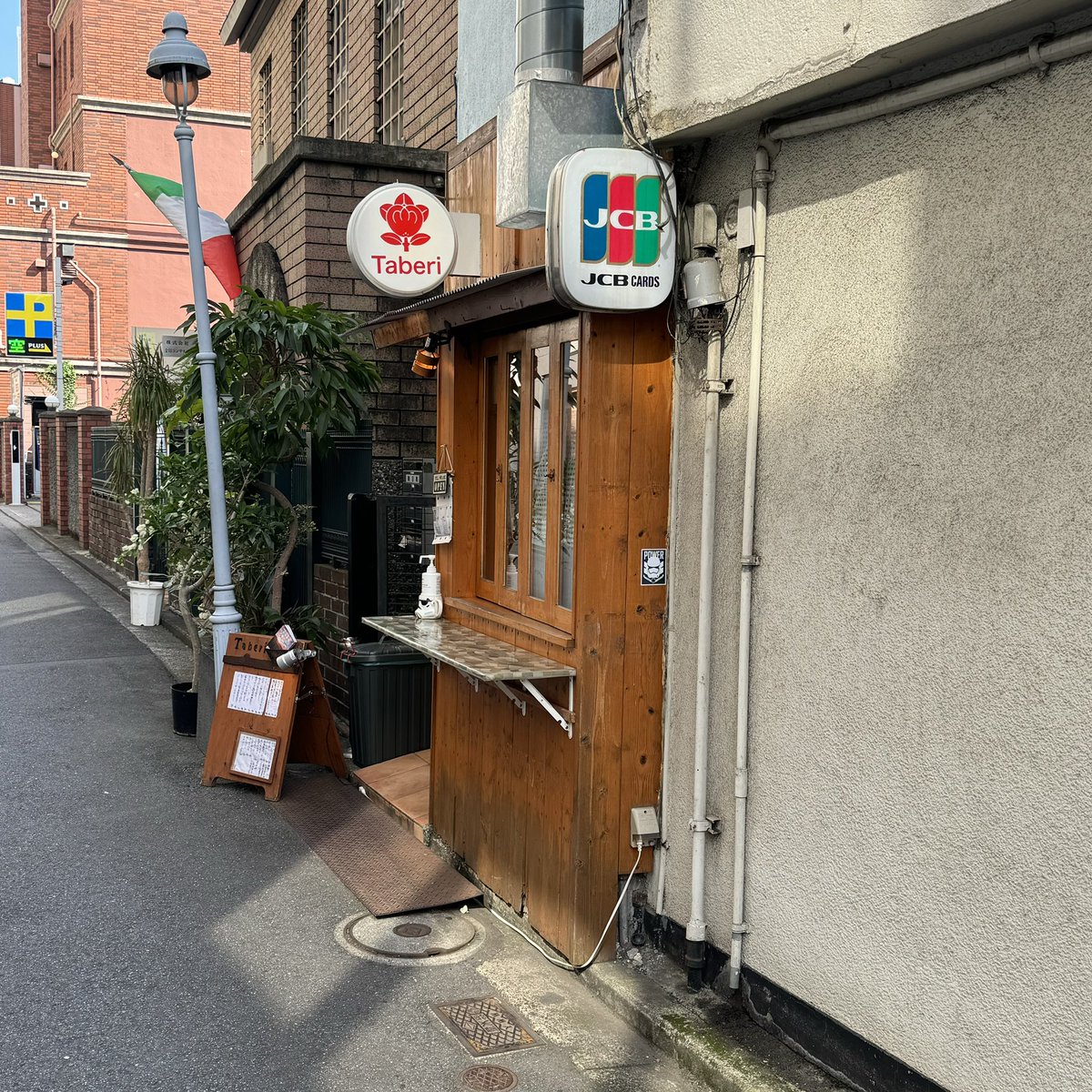 kohaku49's tweet photo. 結局、
気がつけば4&amp;9(ヨンナイン)に来てる

並びの「Taberi」が開いていたので
ママと共通のソウルフード肉うどんを喰う
美味かった‼️

さて、何をしようかなぁ〜
#横浜 #馬車道 #taberi #ヨンナイン https://t.co/aSSM7dZbvz