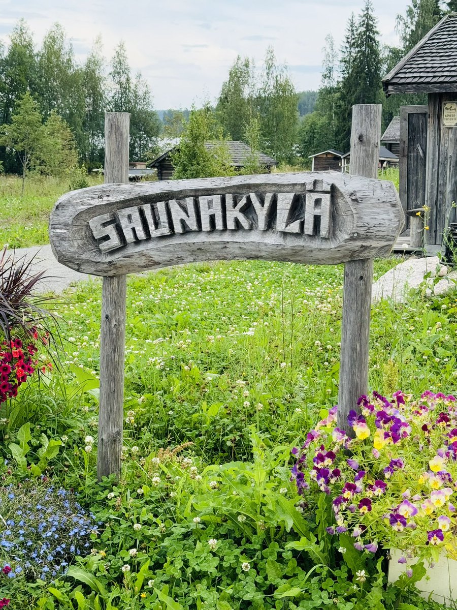 ValkeapaaS's tweet photo. Suomalaisen perinnesaunan tunnelma rauhoittaa mieltä ja kehoa. Jämsän Juokslahdessa voi hemmotella itseään pehmeissä löylyissä joka lauantai. Eilen oli 12 saunan löylyt hemmottelemassa meitä.💛 #savusauna #saunakylä #saunakyläjämsä #visitjämsä #jämsä #himos #himosjämsä  #finland https://t.co/0UlMgfSLgQ