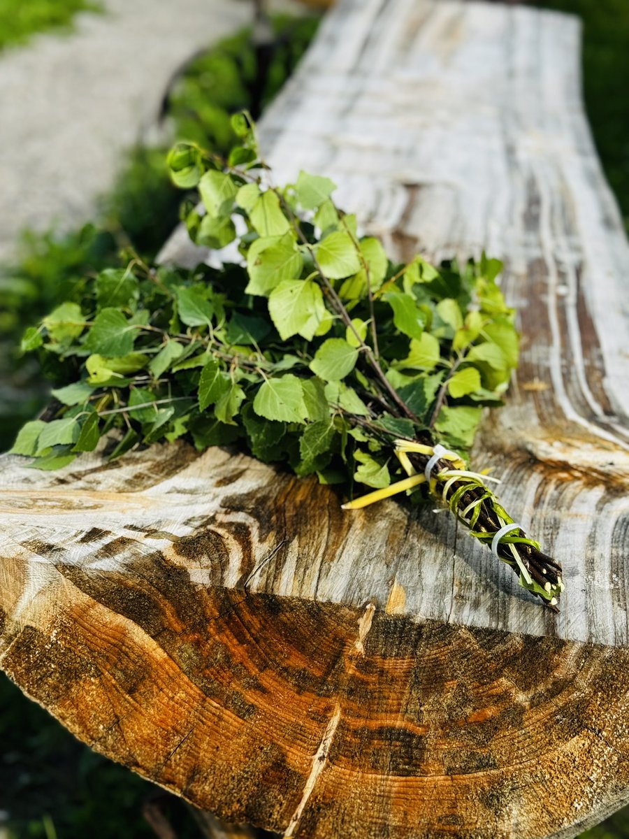 Suomalaisen perinnesaunan tunnelma rauhoittaa mieltä ja kehoa. Jämsän Juokslahdessa voi hemmotella itseään pehmeissä löylyissä joka lauantai. Eilen oli 12 saunan löylyt hemmottelemassa meitä.💛 #savusauna #saunakylä #saunakyläjämsä #visitjämsä #jämsä #himos #himosjämsä  #finland