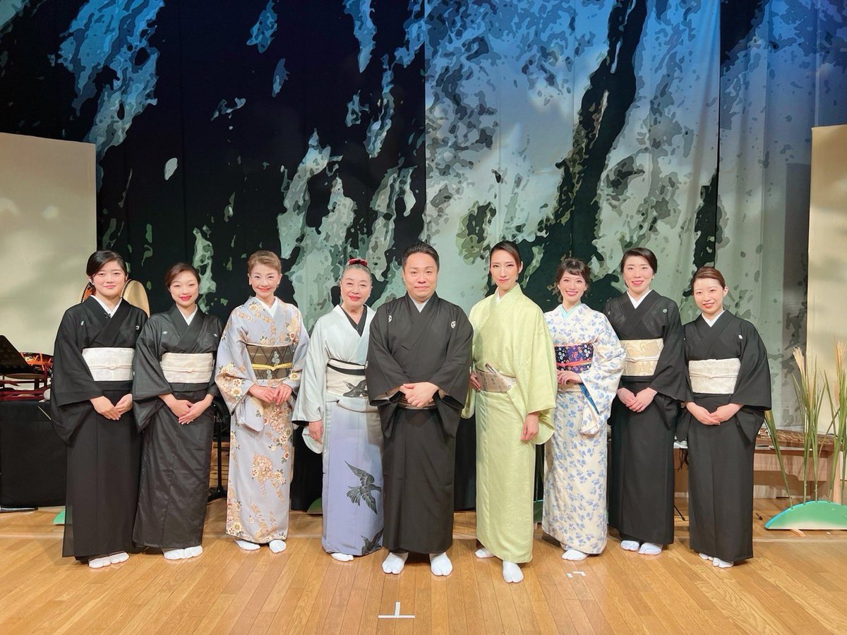 mimimaihane's tweet photo. 偐紫田舎源氏
千穐楽が無事に終わりました

６月はお足元のお悪い中、
７月は大変お暑い中、
お越し頂きましてありがとうございました！！

御宗家の元で、
最後の瞬間までたくさんの事を学ばせて頂けて幸せでした。

舞台裏では笑いの絶えない🤣賑やかな現場でとっても楽しかったです✨✨ https://t.co/gfDk5tYE5K