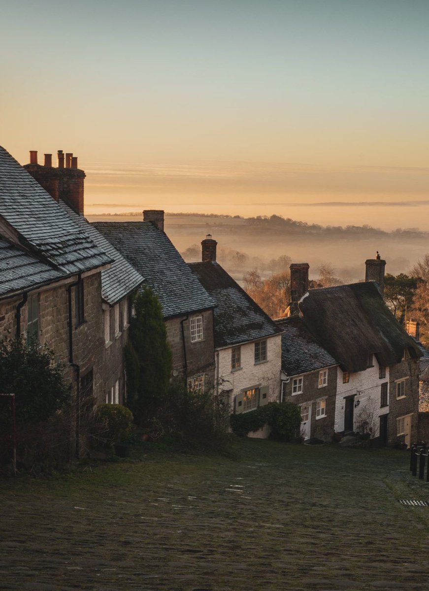 Matt_Pinner's tweet photo. Does anyone know what this hill is famous for ? Gold Hill Dorset. 🌅 https://t.co/VobV2sofHi