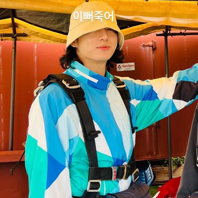 peachcrush_jk's tweet photo. 정국이 하와이 ootd 제법 웃겨 https://t.co/hf1VYmA7EY