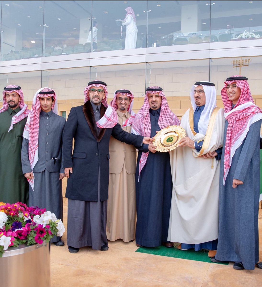الشيخ #مشرف_بن_مطلق - رحمه الله -

ما مات من خلف زحول الرجاجيل
اللي مواقفهم تشرف مهم بلد

قاموا بقوماته على الخير والخيل
يالله عسى مثواه في جنة الخلد

#عبدالعزيز_الأسلمي