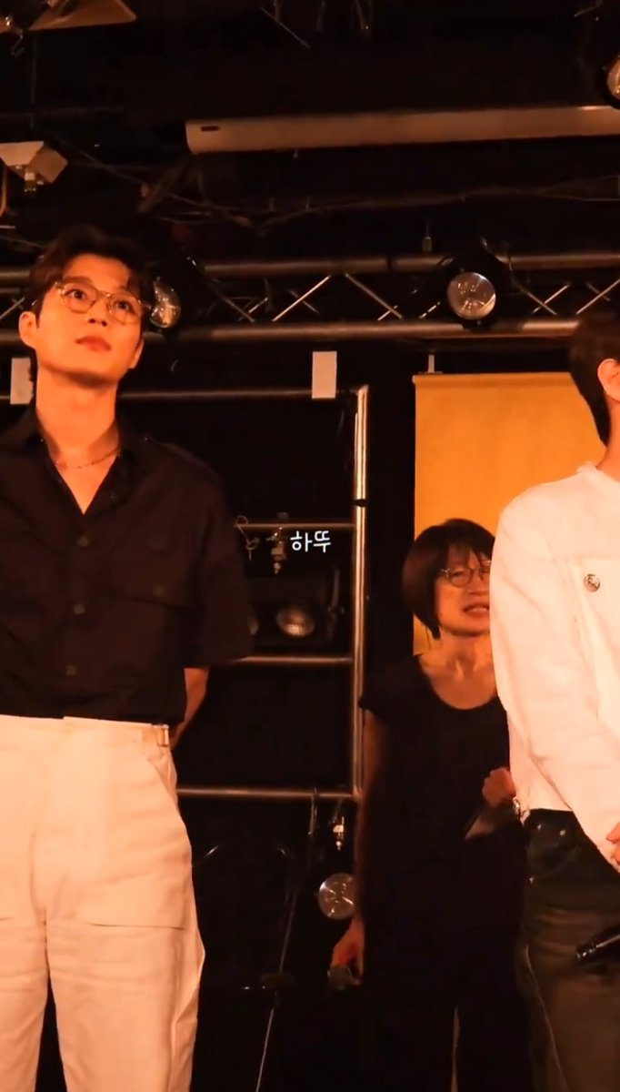 jkc_ckj's tweet photo. จะบ้าตาย ดูจุนใส่แว่น&เชิ้ตดำ&ผมเปิดหน้าผาก ฮอตเว่อร์ 🥰 ขอกรี๊ดดดดดดังๆๆๆๆ ก็ยังยืนยันว่าชอบผู้ชายใส่แว่นตาค่ะ เขินอ่ะ😘
#윤두준 #ดูดูน้อยของนูน่า #คอนฮายล้าย #하이라이트 #비스트 #CrOnPic https://t.co/ONdKpwifvl