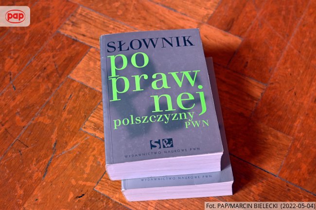 dziejepl's tweet photo. "Tak jak nie podoba mi się używanie słowa „osoba” w odniesieniu do zwierzęcia, tak jak nie podoba mi się „adoptowanie” zwierzęcia" - powiedział PAP prof. Jerzy Bralczyk, językoznawca.
https://t.co/flgQR6fYCD
#język #Bralczyk https://t.co/3nR3jii8t0