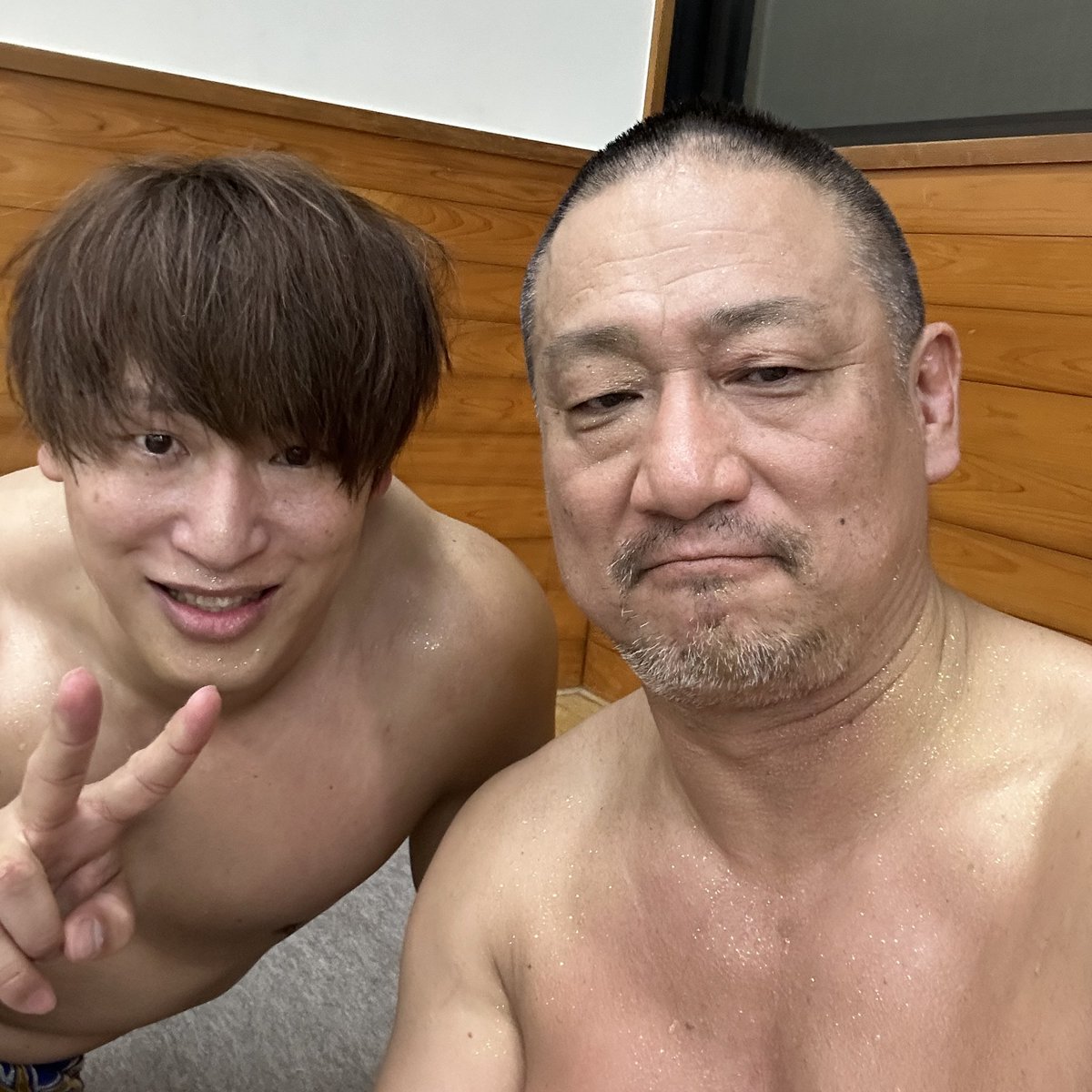 t346fire's tweet photo. 飯伏、おかえり！
#WrestlePeterPan #ddtpro https://t.co/biIRaNgKOC