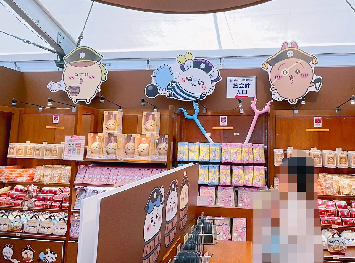 오다이바 모험왕의 오다이바 상점✨ 치이카와 어드벤쳐 굿즈들을 판매하고 있었습니다. 정리권 기준 시간 15분 전부터 줄을 서서 입장했는데 30분...