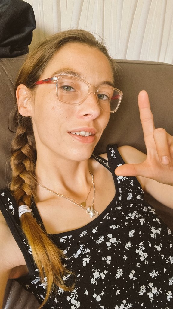 Es ist ein sonniger Tag, er eignet sich optimal um dich kleine Beta fotze so richtig schön zu melken 😈🫰🤑🥵 dann werde ich noch geiler dir dein geld aus der Tasche zu ziehen 😂 und dich so richtig schön zu quälen 😏