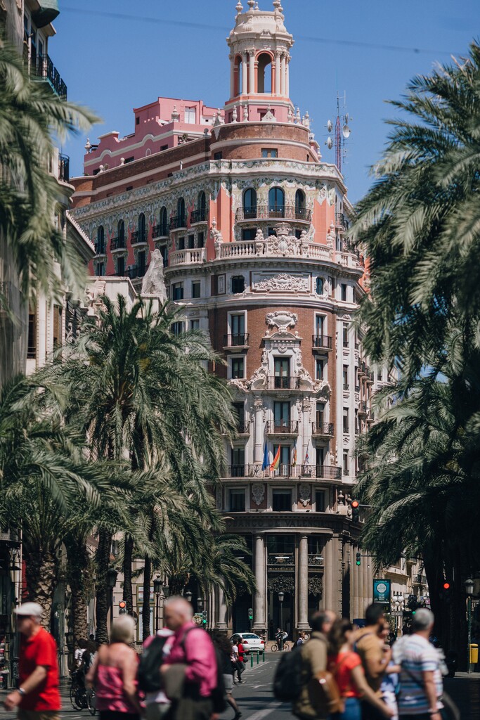 AjuntamentVLC's tweet photo. 🏢 Bon dia! Volem protegir els edificis de #València que reflectisquen el millor de l’arquitectura del s. XX. Per això, hem encarregat a #AUMSA que elabore un catàleg amb 100 fitxes urbanístiques d'estils com ara l’art déco, el neobarroc, el brutalisme o el moviment tardomodern. https://t.co/1OSDRtve30