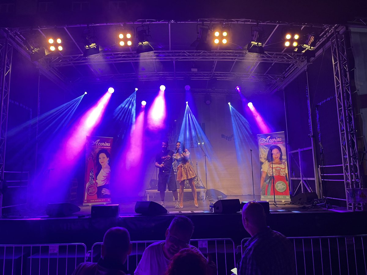 mikesmusicmedia's tweet photo. Acarina und Mark Ed live in Frankfurt am Main auf dem großen Osthafenfestival! 🎶🎵🎤
#acarina #ösigirl #marked #austria #schweiz #popschlager #partyschlager #party #livemusik #stimmung #event #ffm #osthafenfestival #bühne https://t.co/HEmgDIVoXM