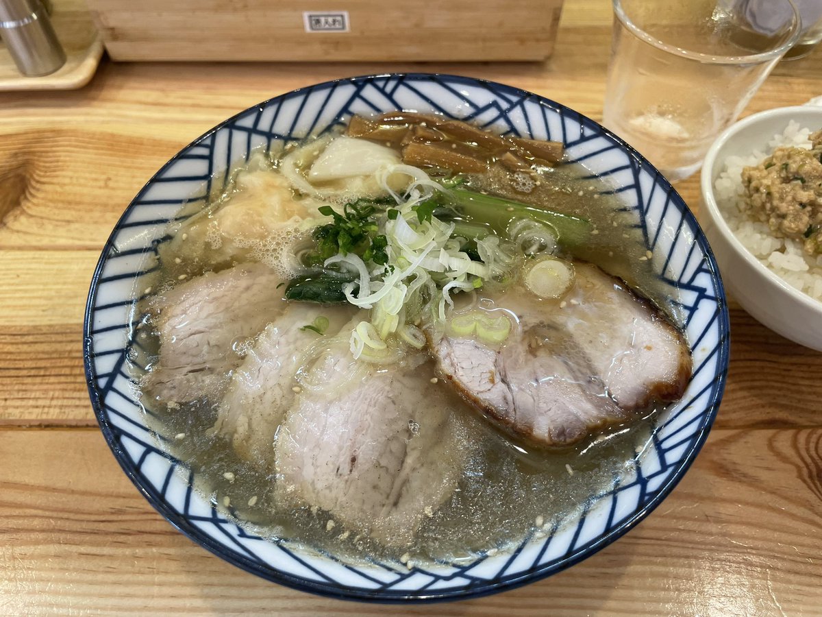 SunSunCureSunny's tweet photo. ばあちゃんと　#らぁ麺秀登　さんへ
自分は大盛りを食べたかったから、通常のラーメンを食べたのですが
祖母が海老わんたん麺を頼み
祖母から少し分けてもらって味わったのですが
シン・スープ試作段階とは思えない美味しさ最高でした。
仕上がったらどうなってしまうんだ！ https://t.co/ArpgWLnSWx