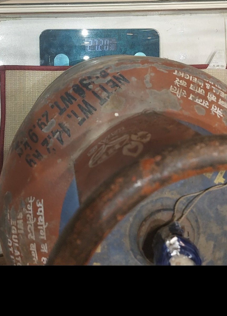 Agantukam's tweet photo. @HPCL
Your Salasar gas agency in Gurgaon, Sec 10 is stealing 2.5KG gas per cylinder and when caught red handed, behaving as if this should not even be a concern.

@jagograhakjago 
Delivered 27.2KG instead of 29.7KG https://t.co/OgDGdvG7vf