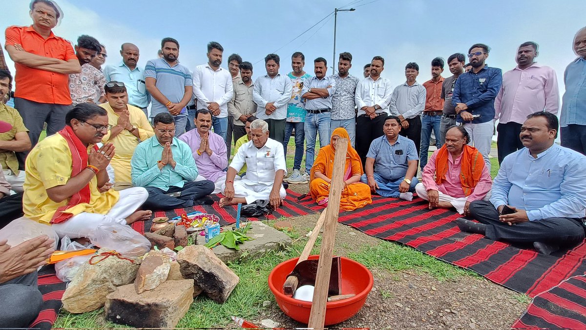 SureshDhakerBjp's tweet photo. रावतभाटा में गौशाला में इंटरलॉकिंग,टीन शेड,बाउंड्री वॉल एवं अन्य निमार्ण कार्यों का शिलान्यास पार्टी के वरिष्ठ नेताओं,पार्टी पदाधिकारियों, जन प्रतिनिधियों के साथ किया।

@BJP4India @BJP4Rajasthan https://t.co/gULk1kWHD7