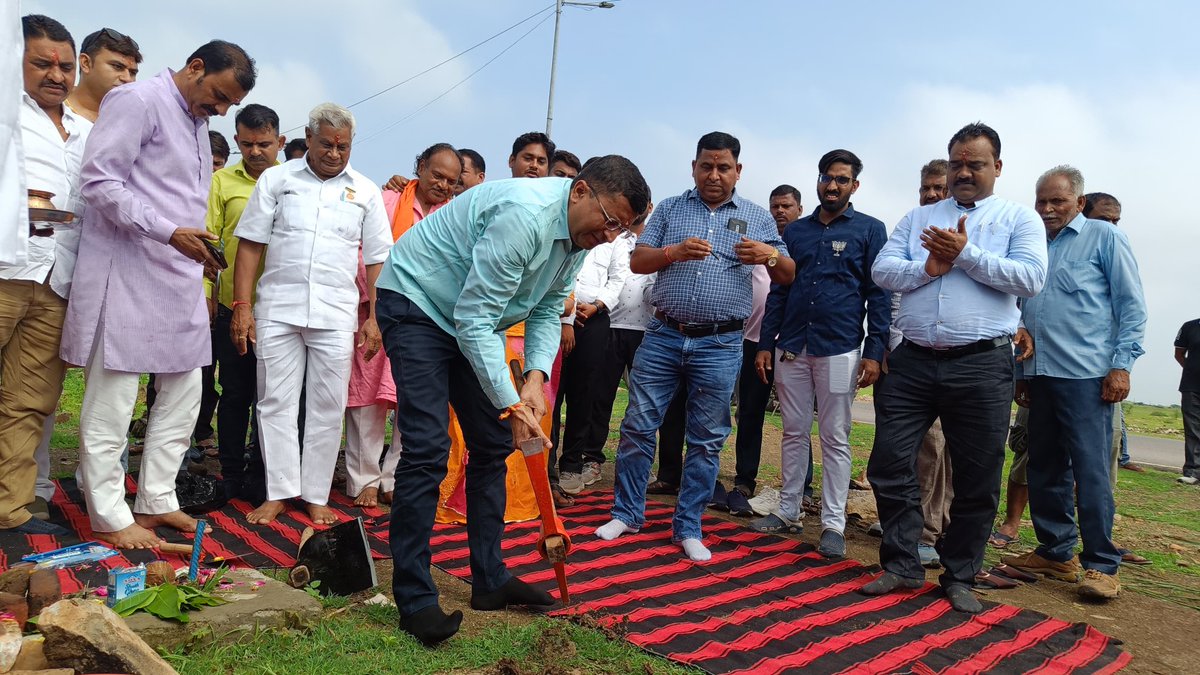 SureshDhakerBjp's tweet photo. रावतभाटा में गौशाला में इंटरलॉकिंग,टीन शेड,बाउंड्री वॉल एवं अन्य निमार्ण कार्यों का शिलान्यास पार्टी के वरिष्ठ नेताओं,पार्टी पदाधिकारियों, जन प्रतिनिधियों के साथ किया।

@BJP4India @BJP4Rajasthan https://t.co/gULk1kWHD7