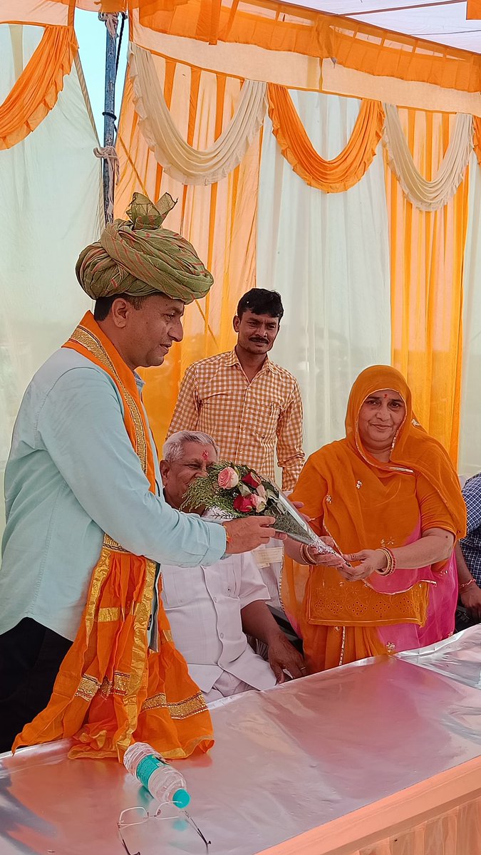 SureshDhakerBjp's tweet photo. रावतभाटा में गौशाला में इंटरलॉकिंग,टीन शेड,बाउंड्री वॉल एवं अन्य निमार्ण कार्यों का शिलान्यास पार्टी के वरिष्ठ नेताओं,पार्टी पदाधिकारियों, जन प्रतिनिधियों के साथ किया।

@BJP4India @BJP4Rajasthan https://t.co/gULk1kWHD7
