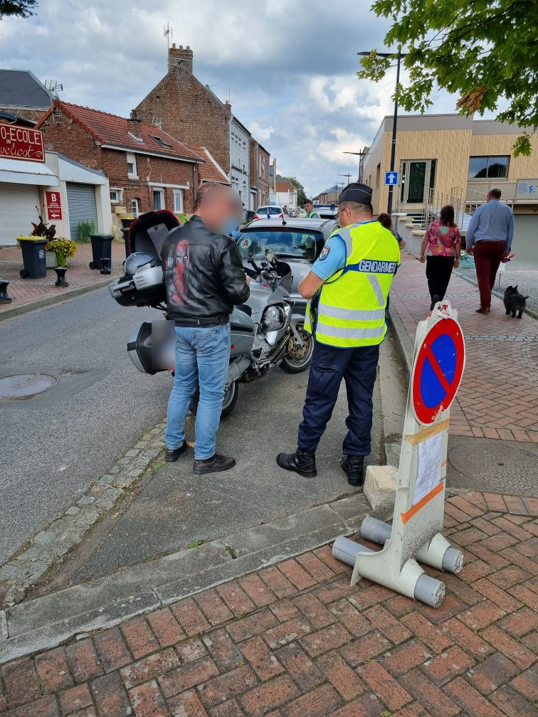 Gendarmerie_080's tweet photo. #RoutePlusSure Les motards représentant 30% des tués sur les routes de la Somme depuis début 2024, les #gendarmes de la Somme:
➡️renforcent leurs contrôles, comme le 17/07 à Corbie/Fouilloy
➡️poursuivent la prévention avec une nouvelle journée trajectoire de sécurité en septembre https://t.co/XKHbgr6ZCU