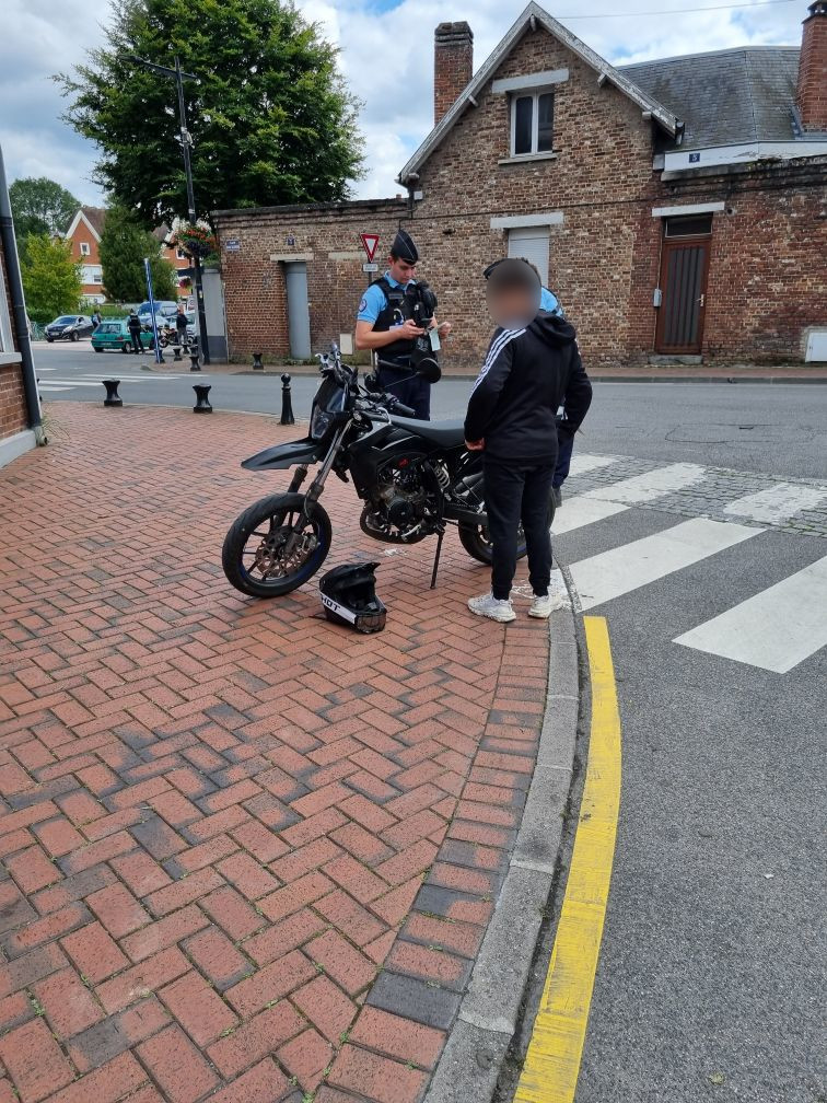 Gendarmerie_080's tweet photo. #RoutePlusSure Les motards représentant 30% des tués sur les routes de la Somme depuis début 2024, les #gendarmes de la Somme:
➡️renforcent leurs contrôles, comme le 17/07 à Corbie/Fouilloy
➡️poursuivent la prévention avec une nouvelle journée trajectoire de sécurité en septembre https://t.co/XKHbgr6ZCU
