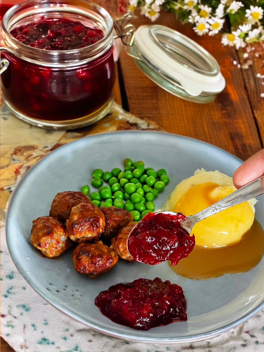 michanzl's tweet photo. Swedish Meatballs is probably the most famous Swedish dish. Of course, it *has* to come with lingonberry jam. This is one of our all-time favourite dishes, and the lingonsylt is so easy to make!
#lingon #lingonsylt #lingonberry #meatballs #swedishmeatballs #michasberrykitchen https://t.co/chQziRPJG5