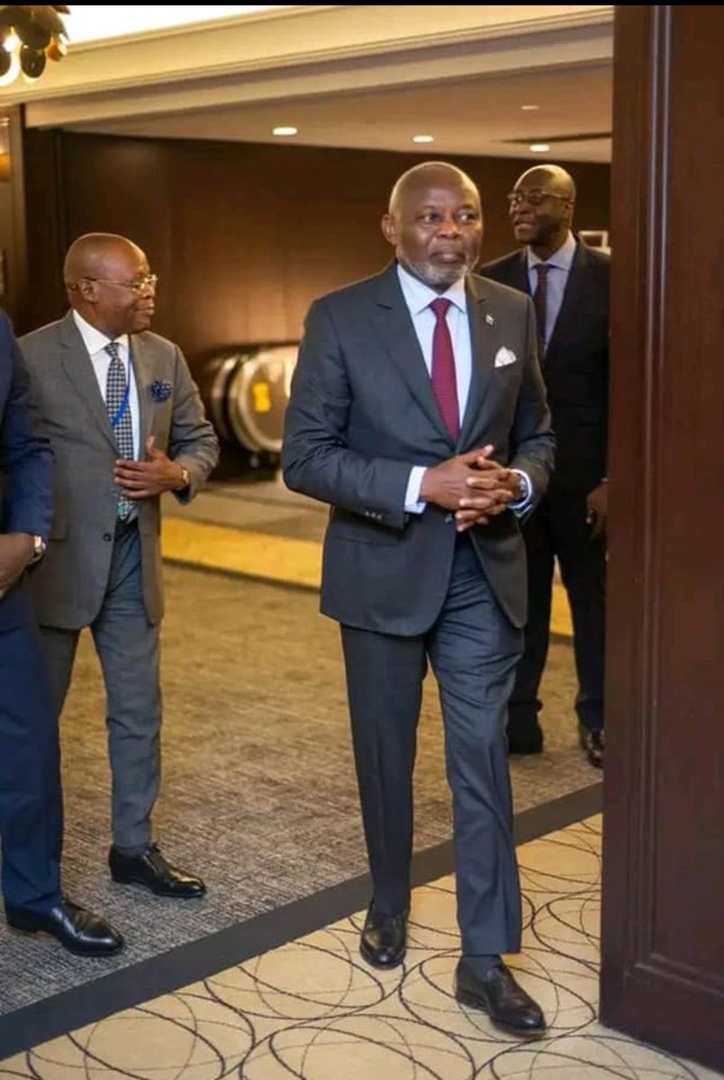 MartinKilu27027's tweet photo. Deux frères, deux esprits mais un objectif #Un #Congo #Retrouve, le 002 de la #Republique l’honorable @VitalKamerhe1 et le 001 de la #Republique SEM @choixdupeupl vous souhaitent bon dimanche @BienvenuLukoki2 https://t.co/TuegyemIRR