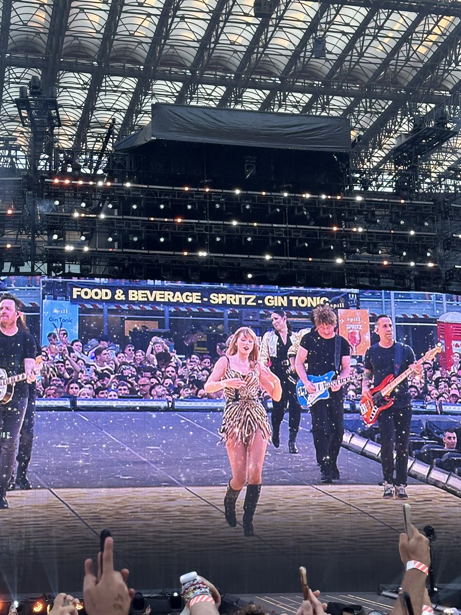 leoloca92's tweet photo. Foto inedita di @taylorswift13 con alle spalle SPRITZ - GIN TONIC, so iconic, so Italian 😭🫶🏻 #MILANTSTHEERASTOUR 
@taylornation13 https://t.co/K4euuvHh5Q