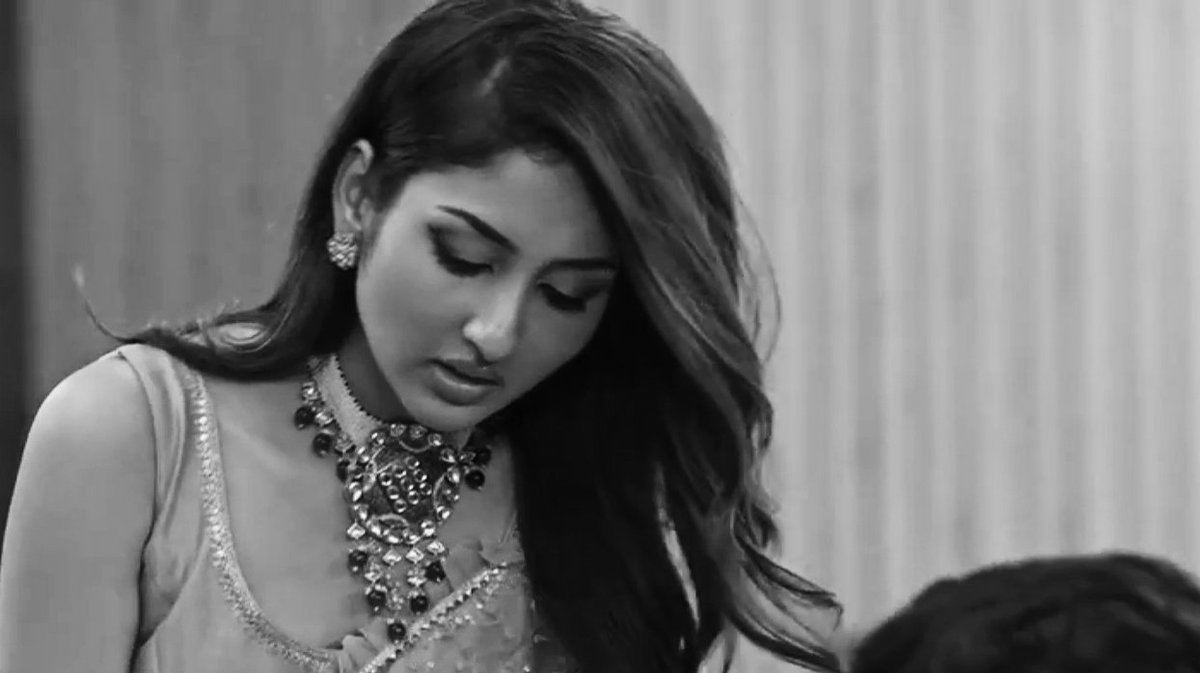 chaandsitaaree's tweet photo. THIS FACE. GAWDD SHE'S SO PRETTY. LOOK AT HER GAHHHH https://t.co/NTFyyTVKZI