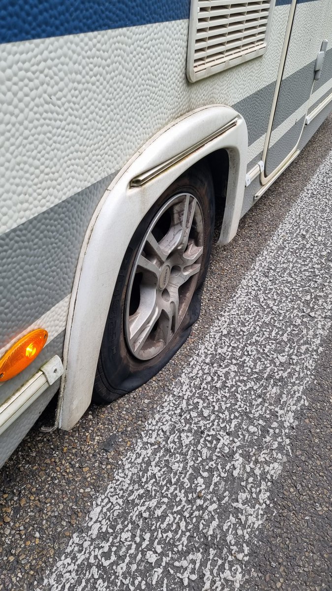 juanrandil's tweet photo. was für einen Ferienstart... nach 300 von 850 km. https://t.co/8eCDowlkrR