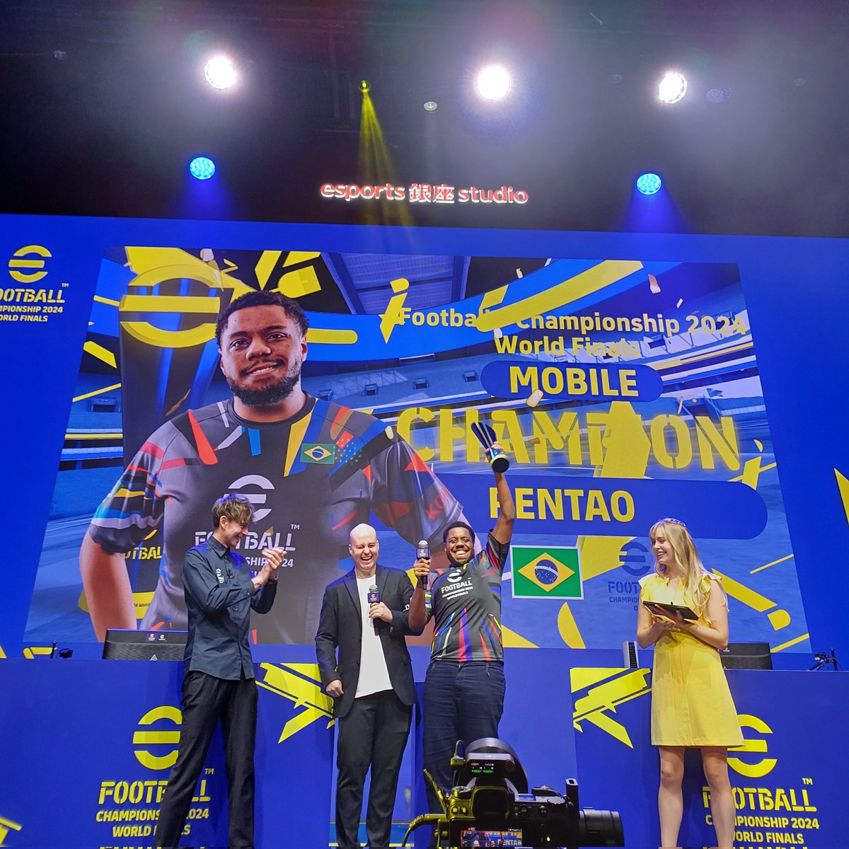farrapo's tweet photo. O Brasil é, mais uma vez, Campeão Mundial de #eFootball. Renatão conquista o troféu no mobile. @play_eFootball @FCFuteboldeCasa @player1gg https://t.co/i3fF1DpDkg