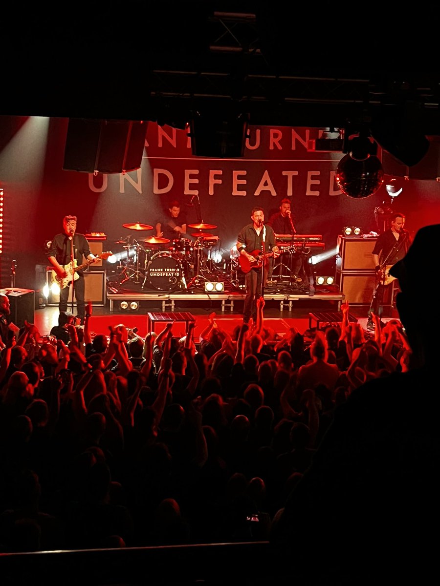 SamJDalling's tweet image. 7 months pregnant and still gigging - fair play @goldengirlwd18. Thanks to @rescuerooms for looking after us so well during @frankturner last night  #fthc