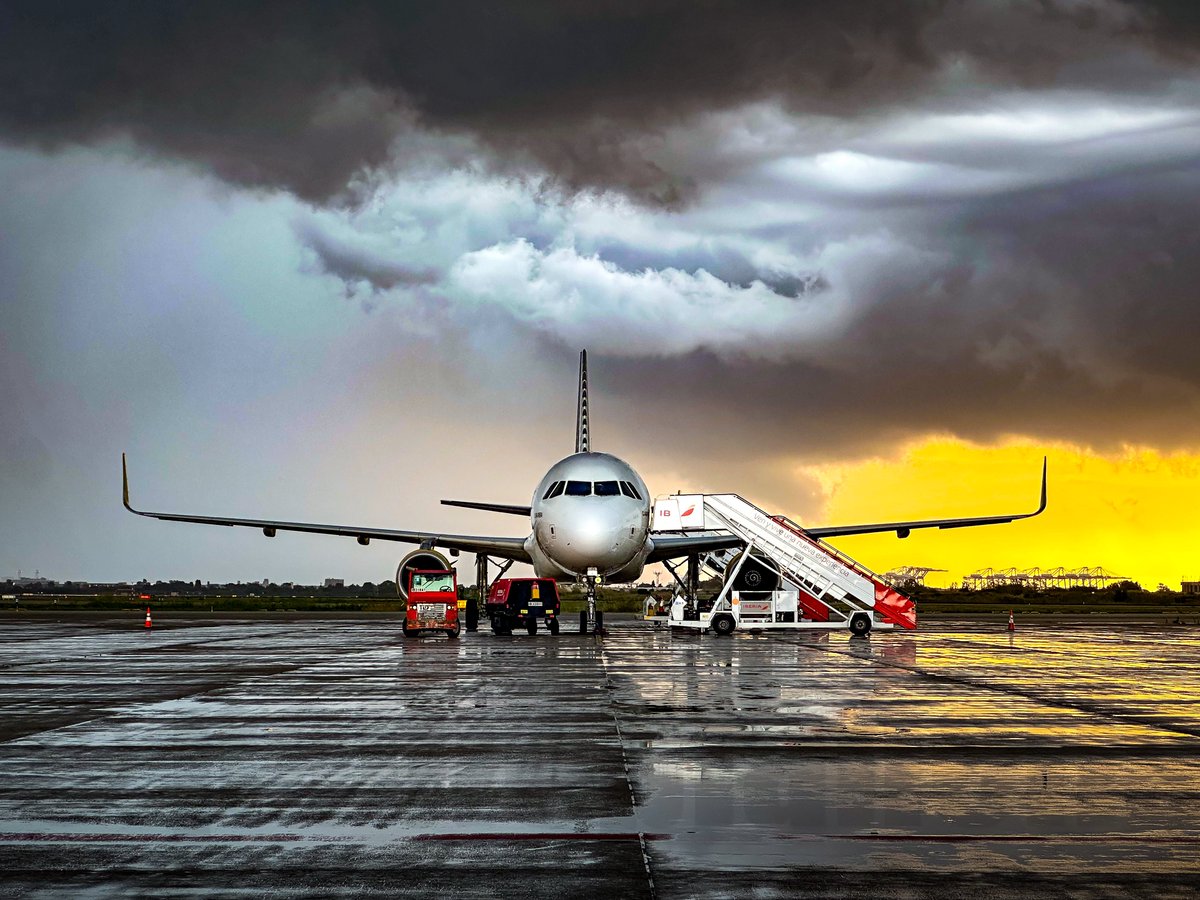pabloplanells's tweet photo. ¿Tregua al calor o recarga de energía? Estás son las condiciones en LEBL ahora mismo.

Scary picture pero bella al mismo tiempo. 

Que tengáis un buen domingo. 

;)

#aiport #weather #barcelona https://t.co/iWQlS8cN2K