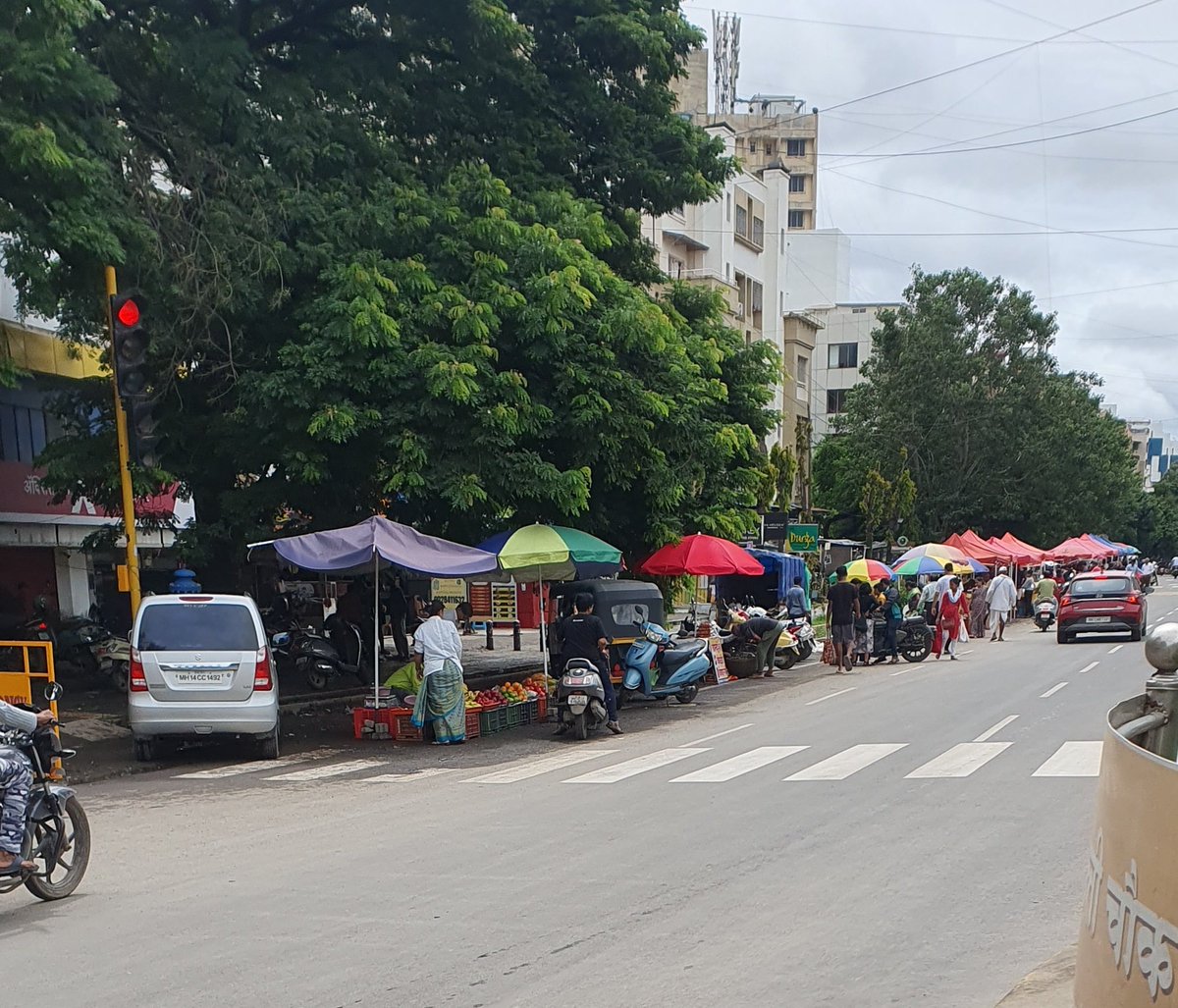nsw_79's tweet photo. @PMCPune Posting again and will keep doing till action is taken by @PMCPune  or the #PMCcareapp app is up and live for citizens to use. This is not ahetkari bazaar but #encroachment. @CPPuneCity @CMOMaharashtra @mohol_murlidhar https://t.co/p1lYixR7N7