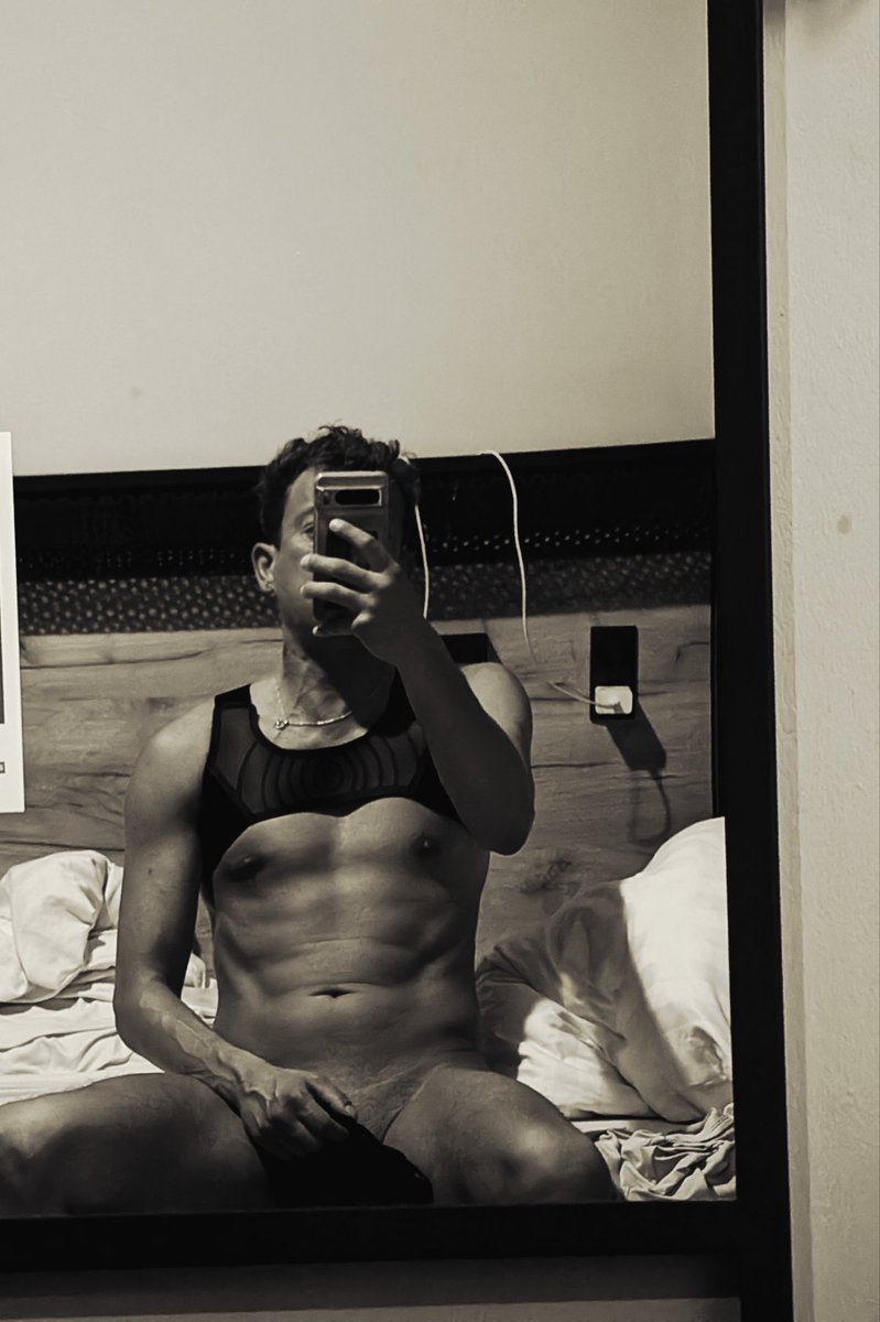 Ungefiltert_Ich's tweet photo. #GoodMorningXFriends
Schwör- nie wieder ein Zimmer ohne Klima... Never
#hotelmirror #naked #blackandwhite #pridemood https://t.co/DbSNCJkJCw