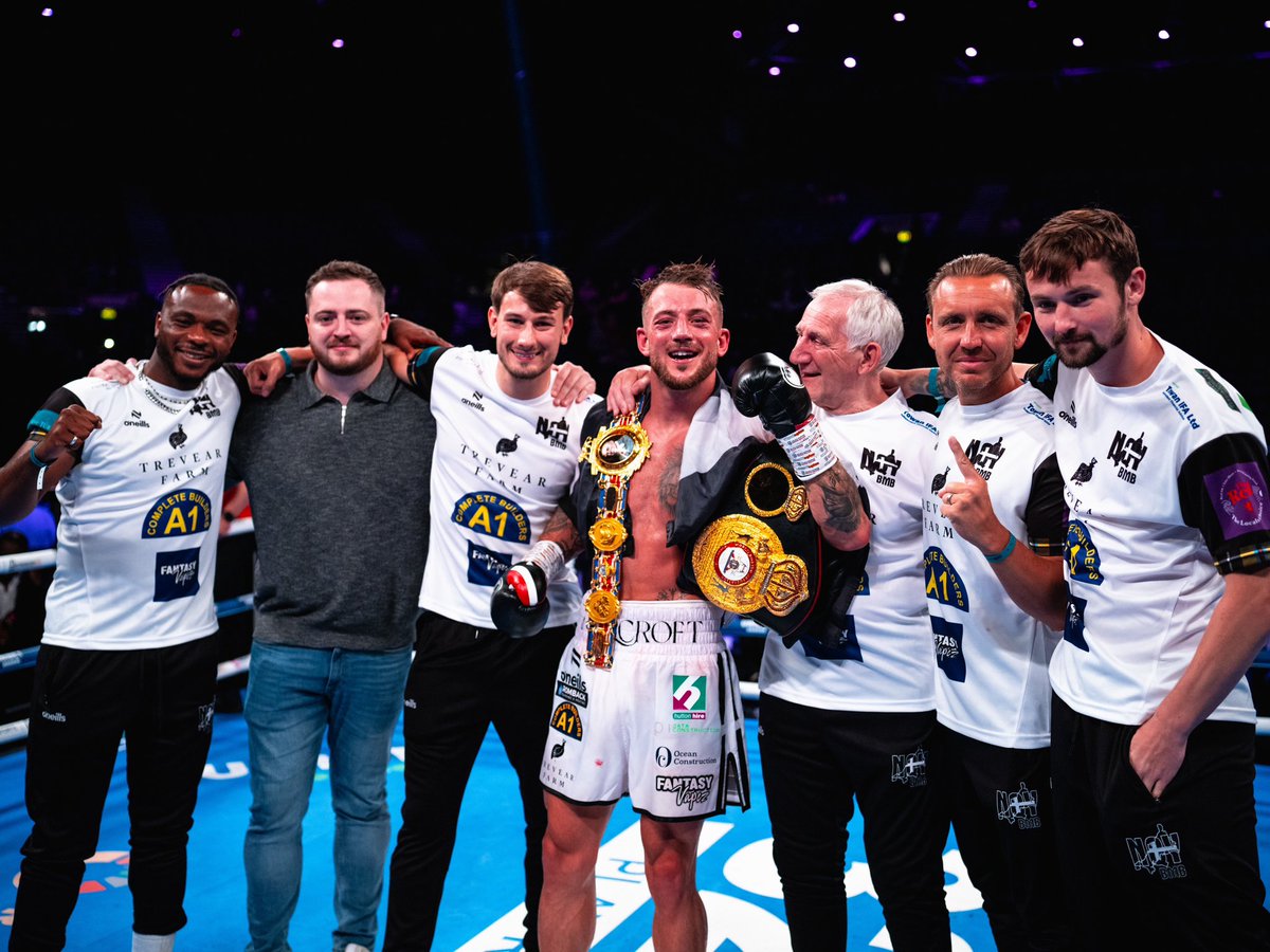 UdofiaLinus's tweet photo. The boys only gone and made history 👏🏾😮‍💨🏴‍☠️

I’m so f**king proud of you @brad_pauls ❤️🤝🏾 I so proud of this team! Enjoy your flowers my boy! What a night!! ❤️🔥 #andthenew https://t.co/rWzPv6pwdy
