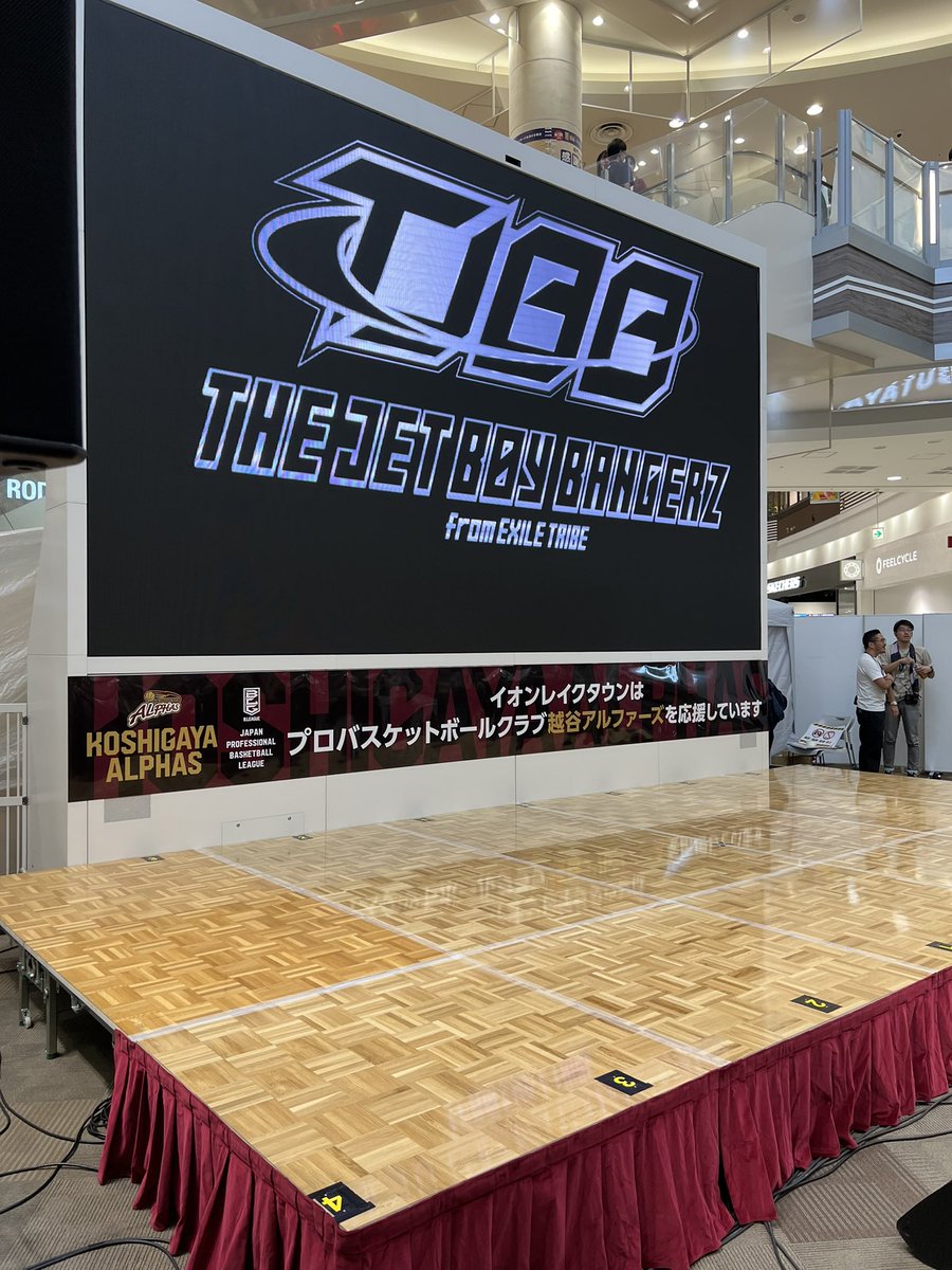 shiro_neko85's tweet image. #TJBB リリイベ #JETENGINE に行ってきました。
整番①引けて最前しかも入りたかった下手端！狙ってたところが空いてて嬉しさでパニックになりました。ネムボ持ってなかったんですけど、隣の方が滝くんのネムボ持ってて、視線たくさん貰えましたありがたや🙏
ファンカム作るのも慣れてきた☺️
#古嶋滝
