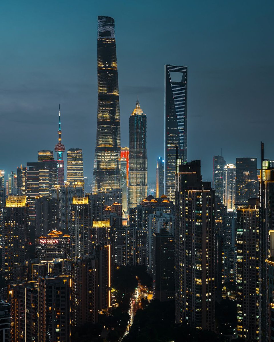 TheTowerInfo's tweet photo. The supertall skyscrapers in Shanghai at night. https://t.co/DSdvtr2np9