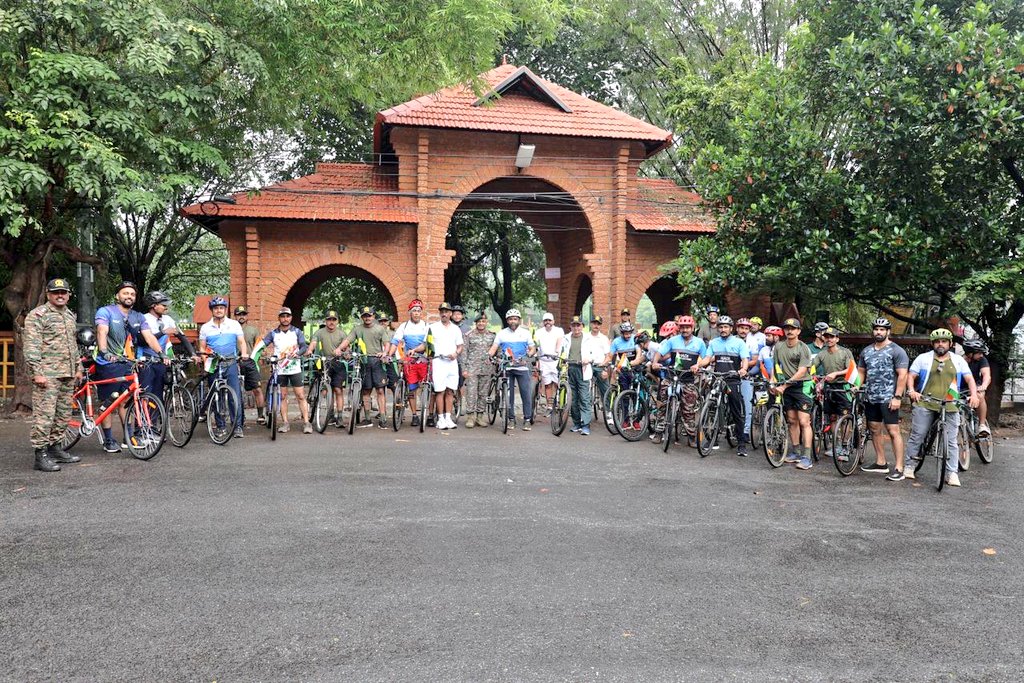 DefencePROTvm's tweet photo. Soldiers, children of 122 Infantry Battalion (TA) MADRAS, #Kappad Riders Cycling Club,&amp; civil cycling enthusiasts, organised a 25 KM #cyclothon in #Kozhikode to commemorate 25 years of #KargilVijayDiwasRajatJayanti . The crowd cheered saluting the brave hearts. @giridhararamane https://t.co/A4qIRRXUmp